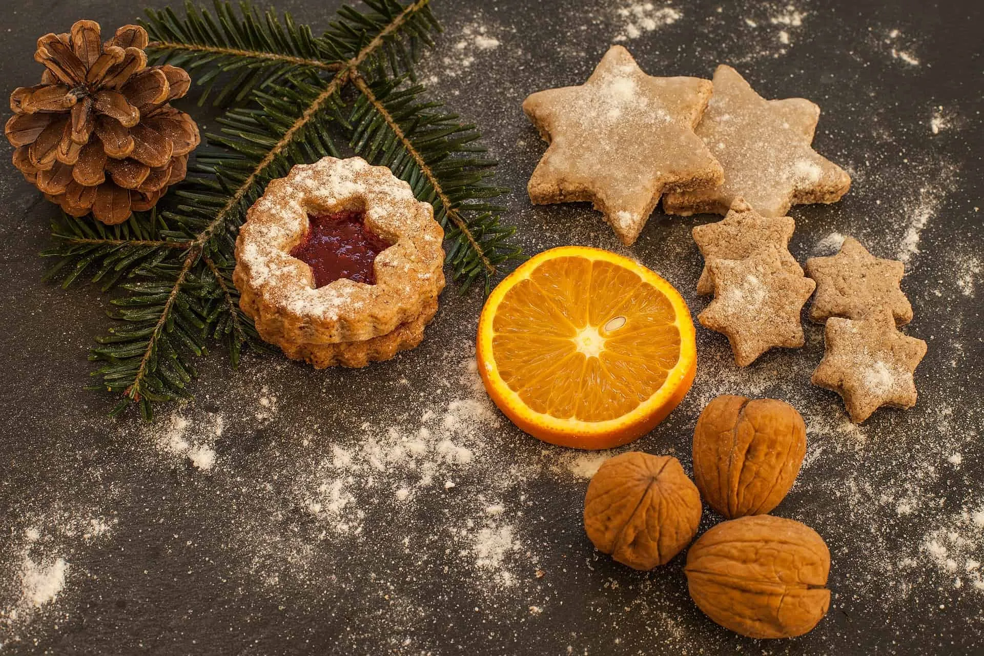 weihnachtsplätzchen, orangenscheibe und walnüsse