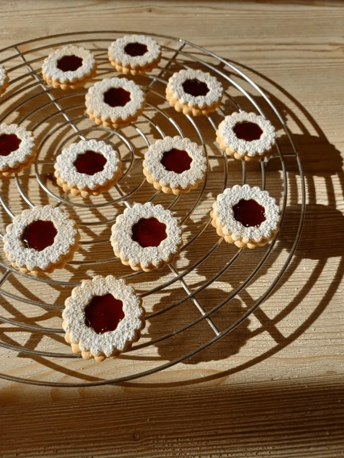 Linzer Plätzchen auf Kuchengitter