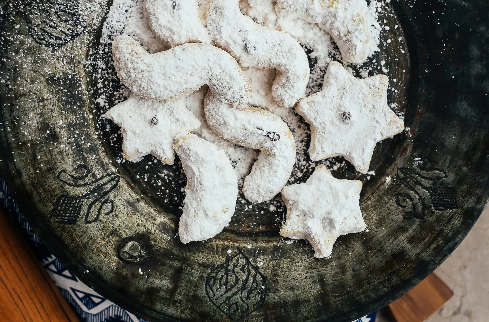 Teller mit Plätzchen und Vanillekipferln