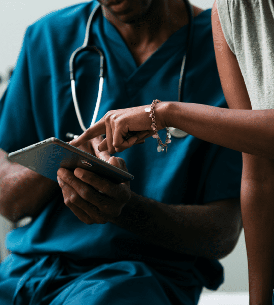 Arzt mit Stethoskop und Mobilgerät