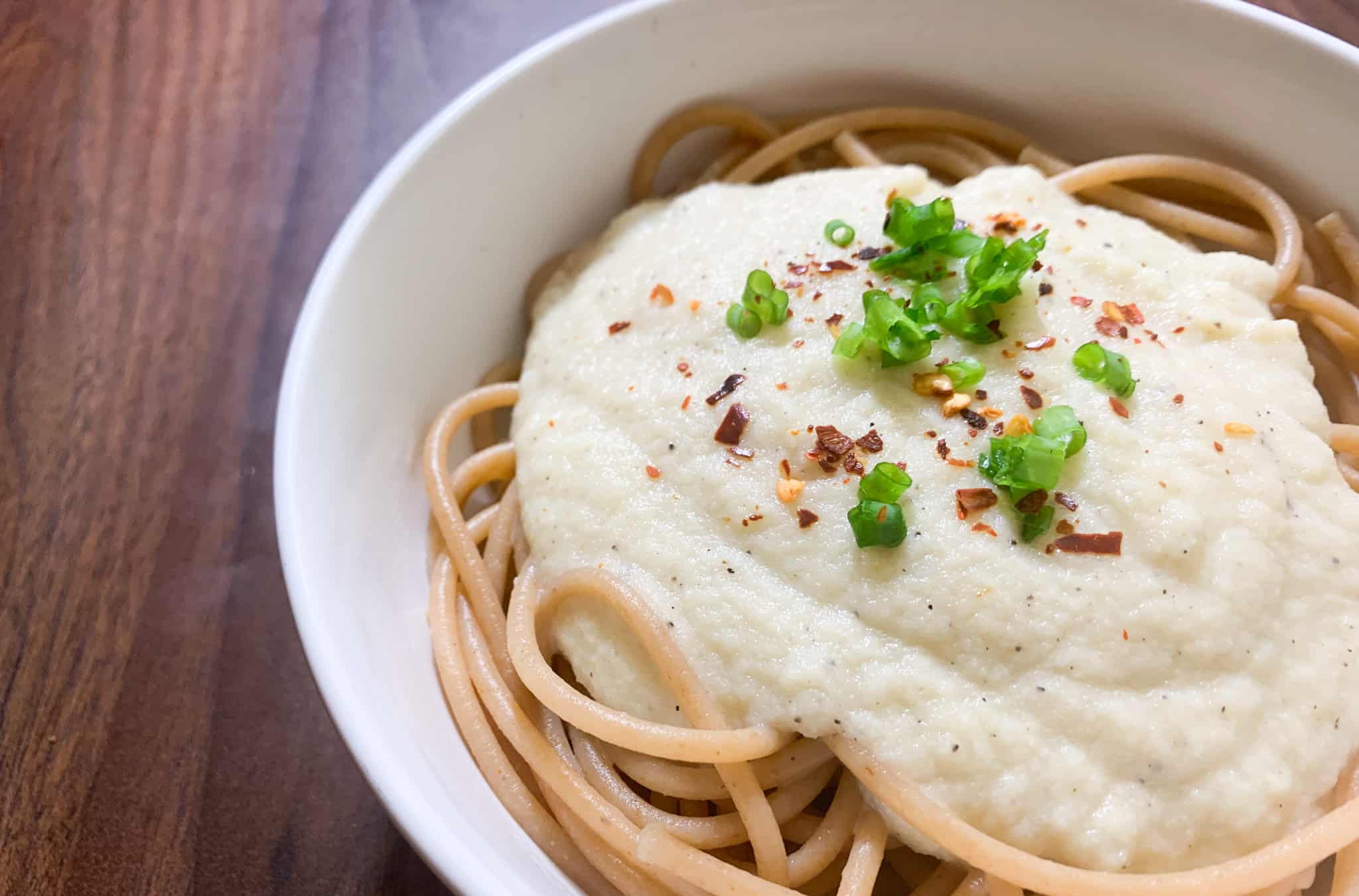 Pasta con salsa Alfredo a base de coliflor