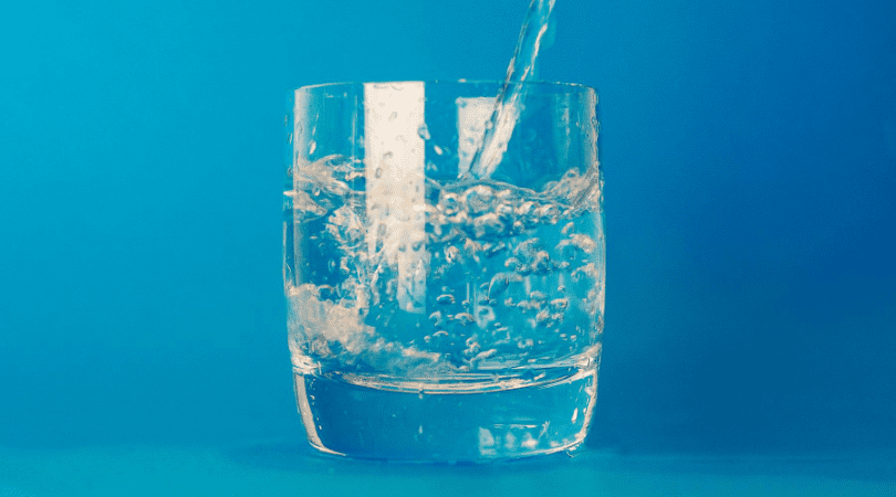 Beber agua, ¿realmente puede ayudarte a perder peso?