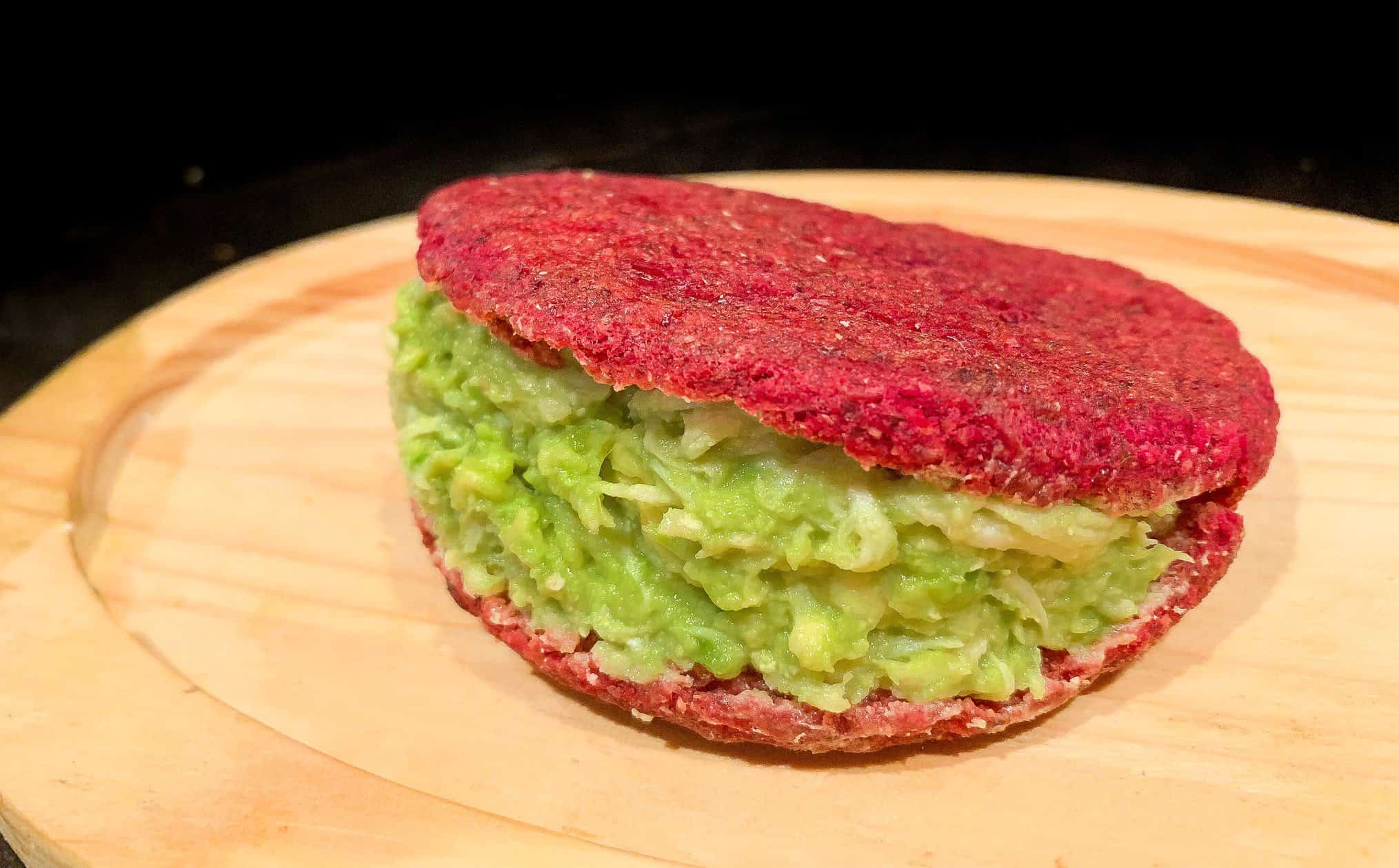 Arepa de remolacha, rellena de pollo y aguacate (palta)