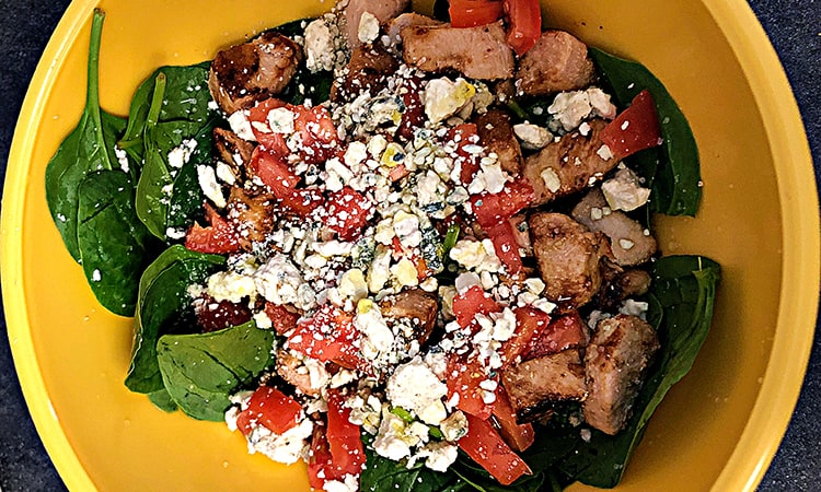 Ensalada de espinacas, pollo y queso azul