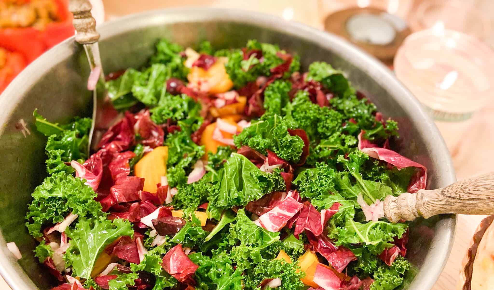 Ensalada de col rizada con caqui