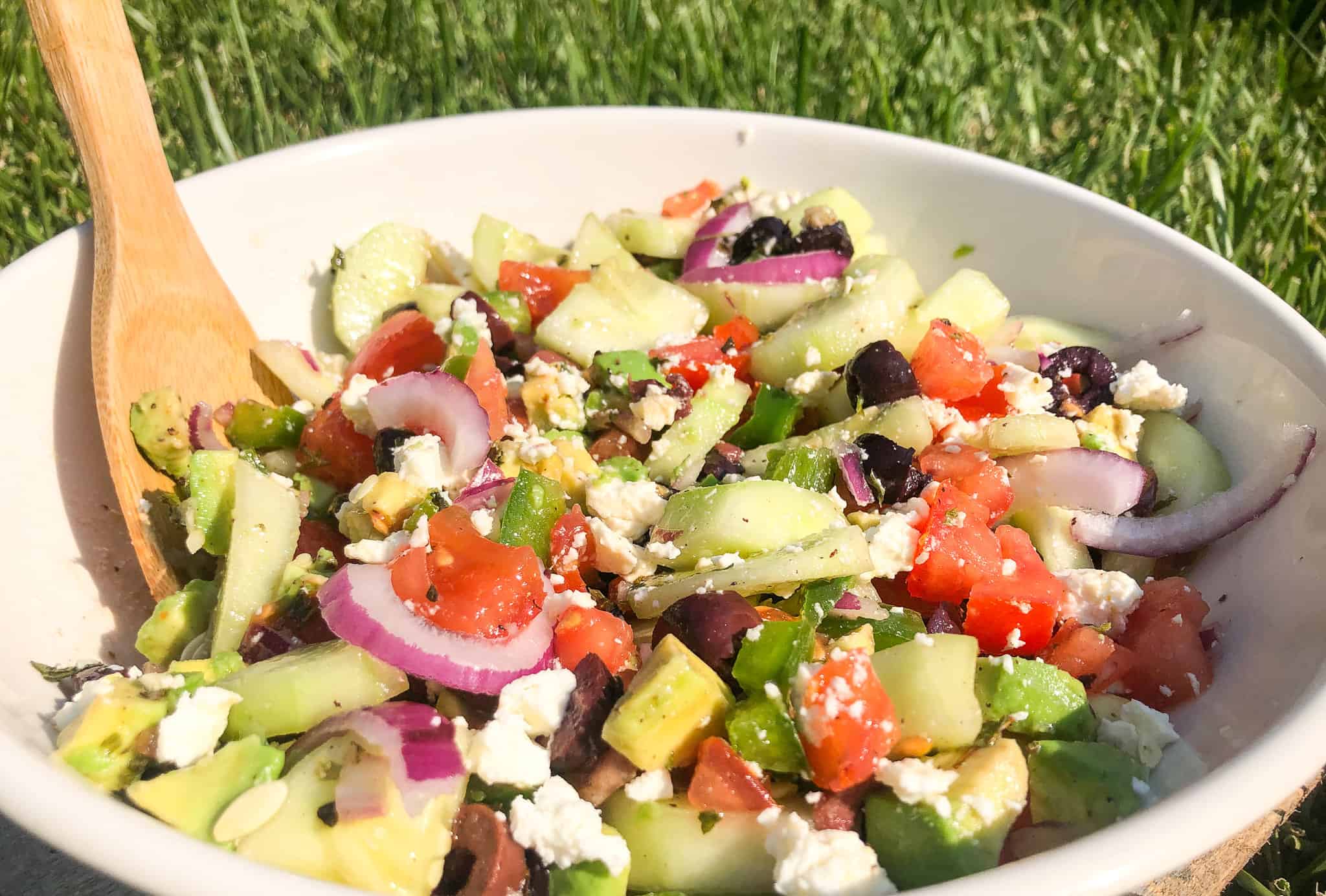 Ensalada griega con aguacate (palta)