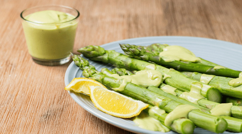 Espárragos con salsa de aguacate/palta