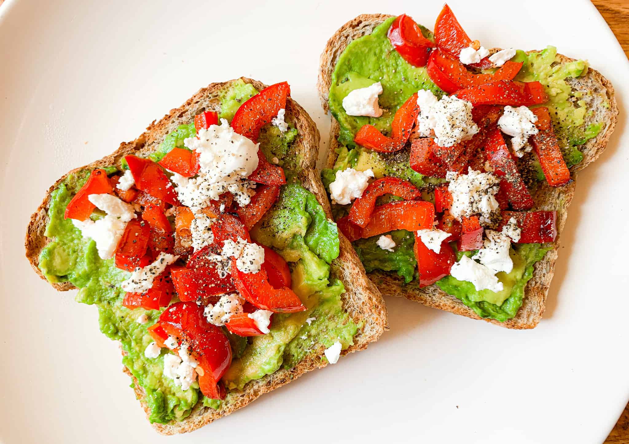 Tostadas con aguacate/palta, pimiento asado y queso de cabra