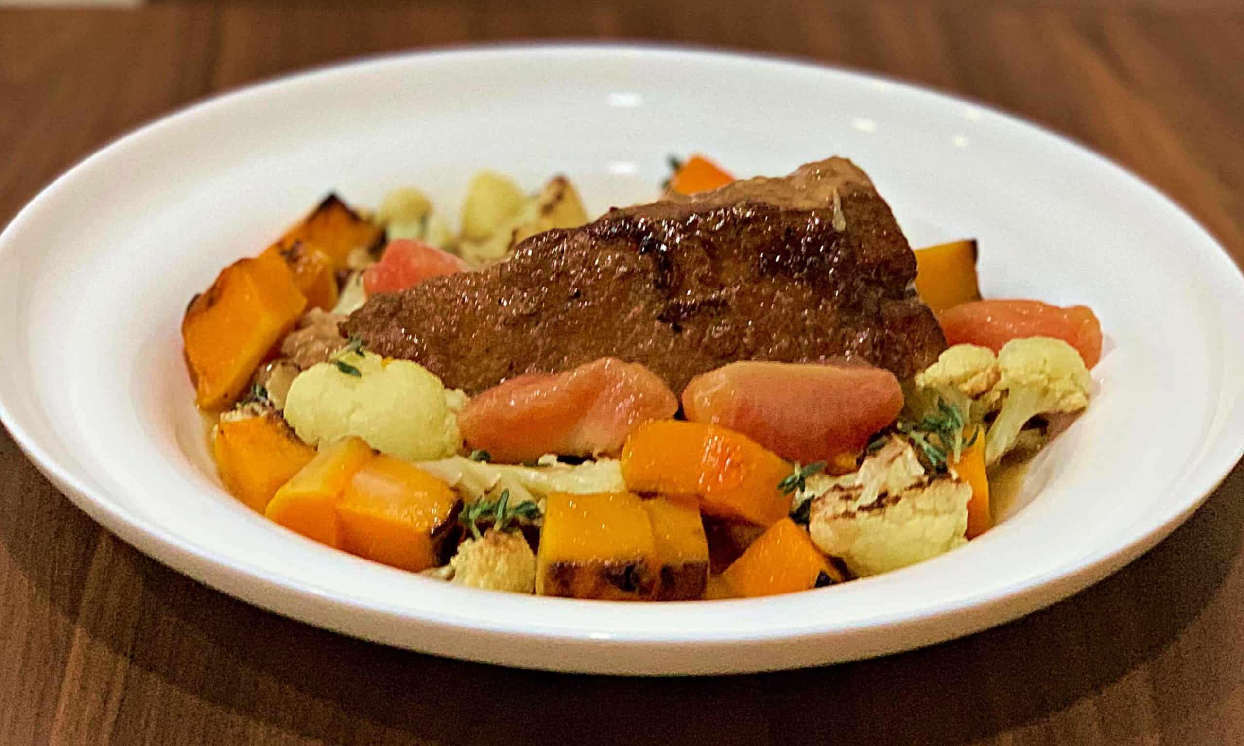Lomo de cerdo con marsala, ciruelas, calabaza y coliflor.