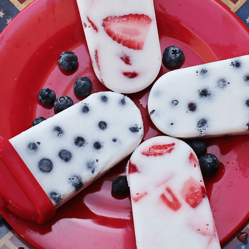 Paletas de yogur griego con frutas