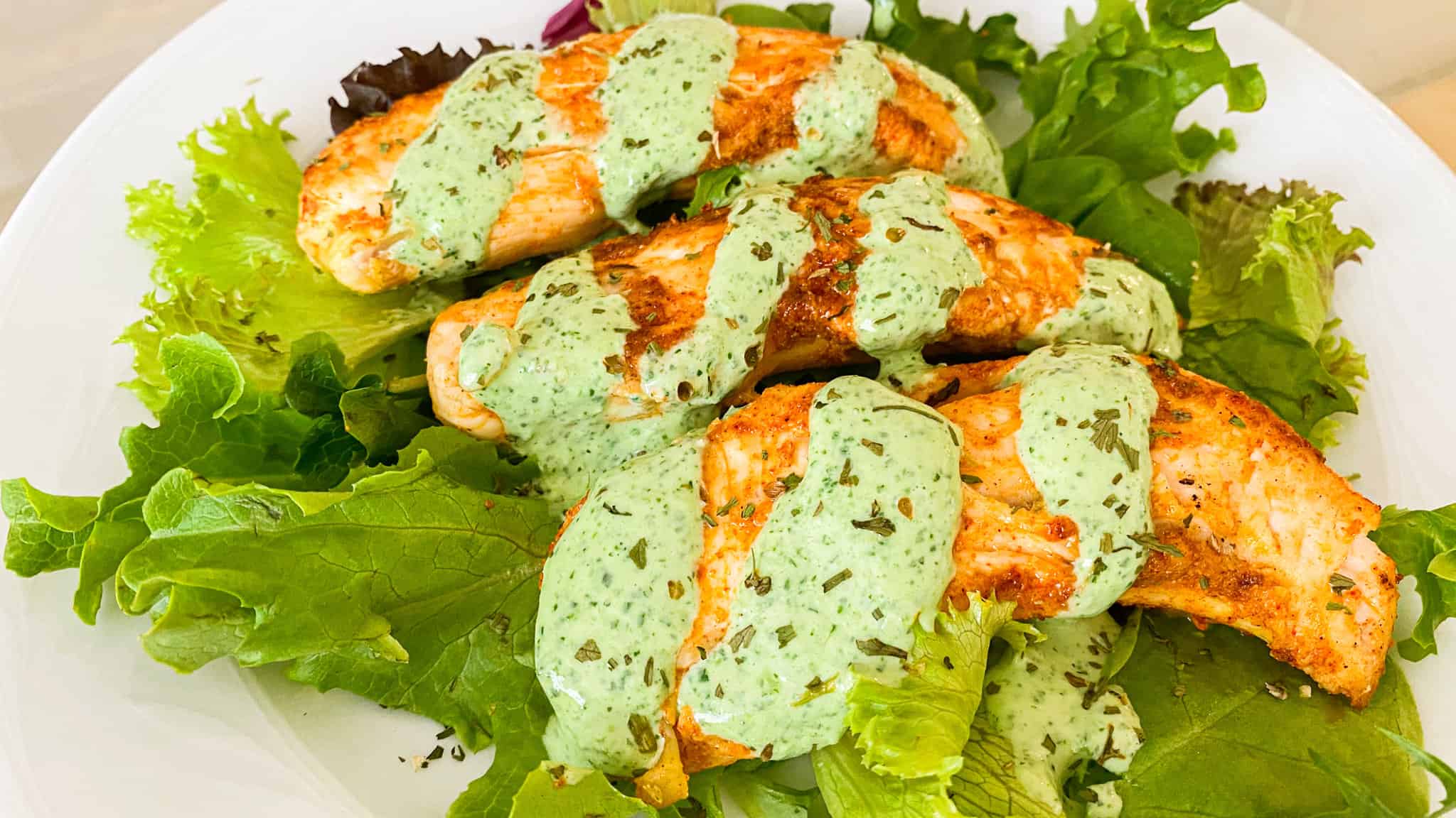 Pollo con aderezo de yogur y cilantro