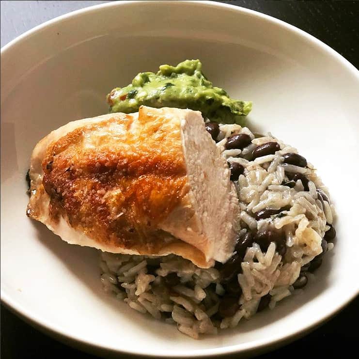 POLLO AL HORNO Y ARROZ CON COCO Y FRIJOLES NEGROS