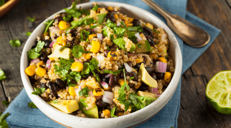 Ensalada de quinua, aguacate/palta y maíz