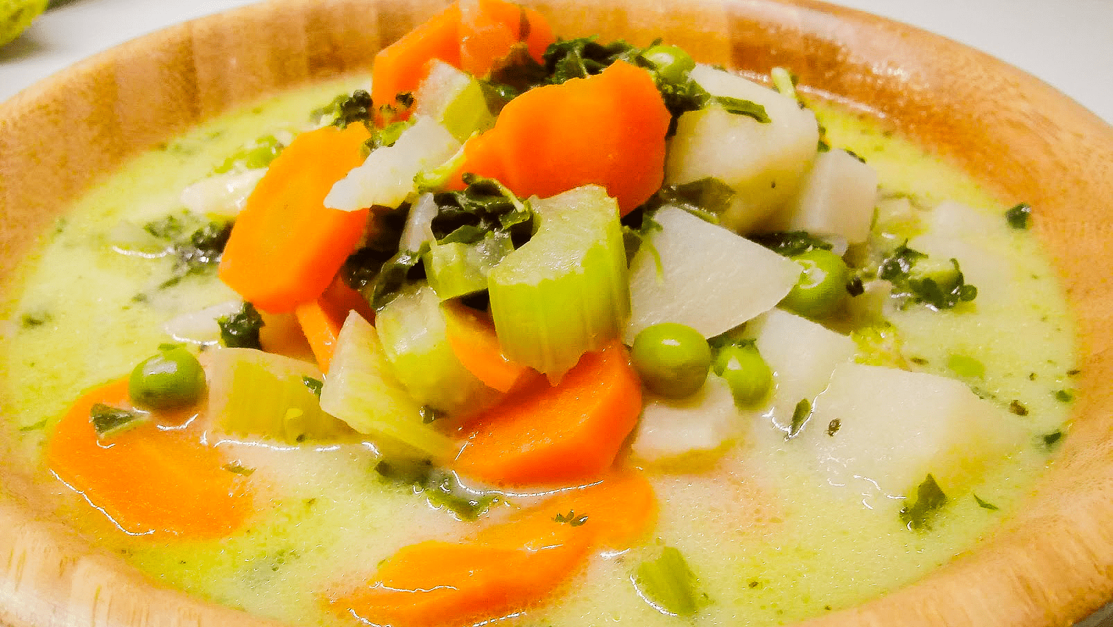 Sopa de verduras y leche de coco