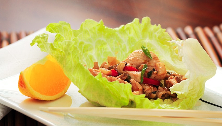 “Taco” de lechuga con pollo, pimiento rojo y frijoles negros