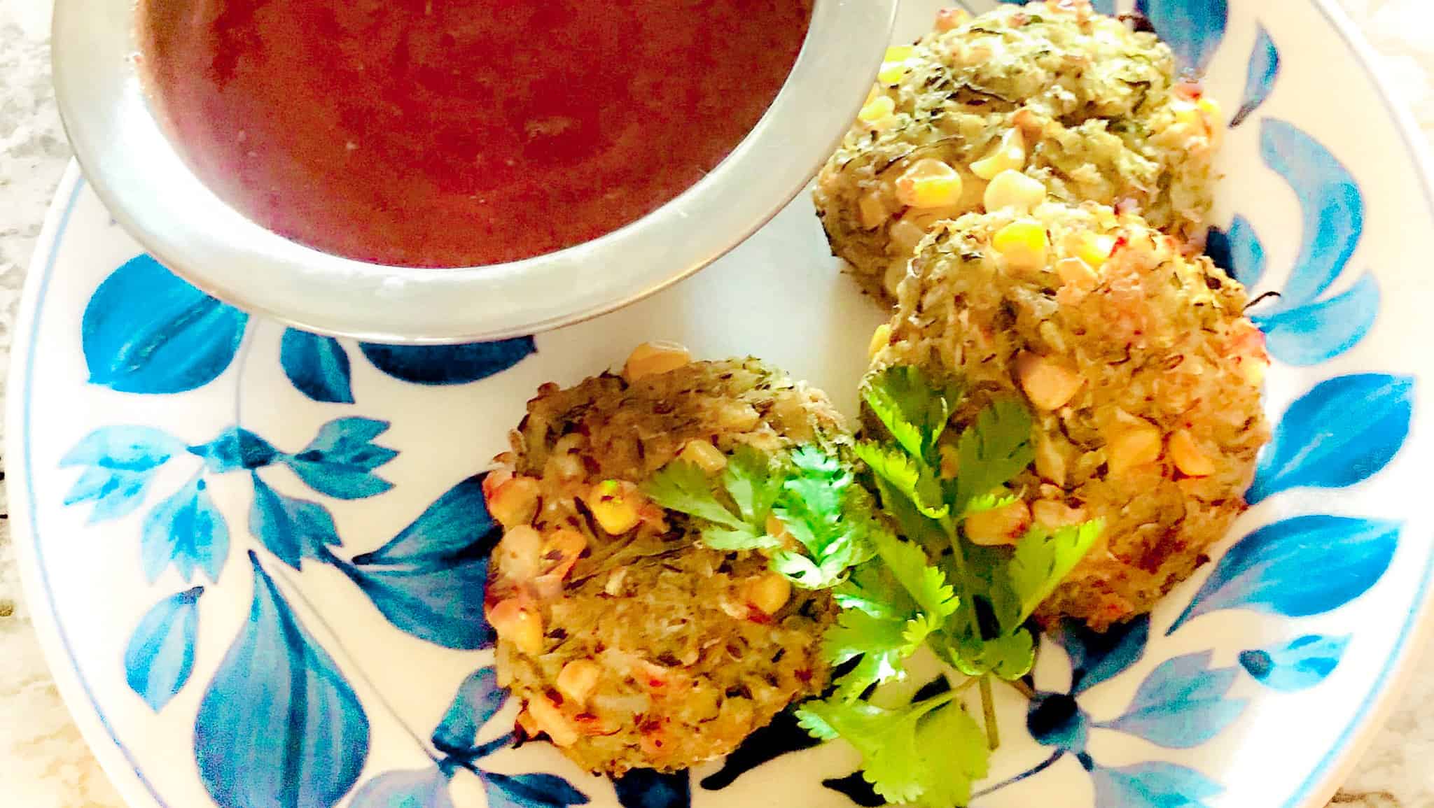 Tortitas de calabacín y maíz con salsa chipotle
