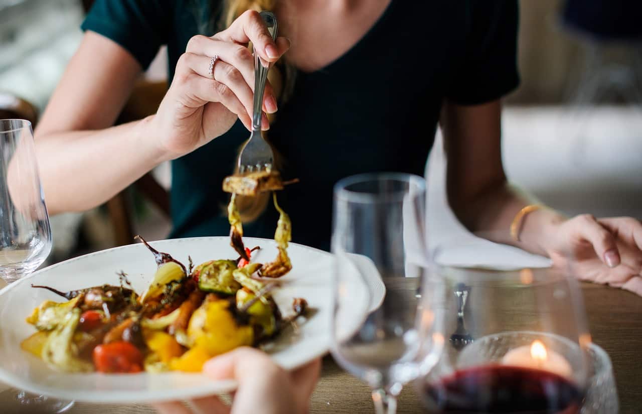 Mitos y verdades: ¿Debes dejar de comer después de las 7pm?