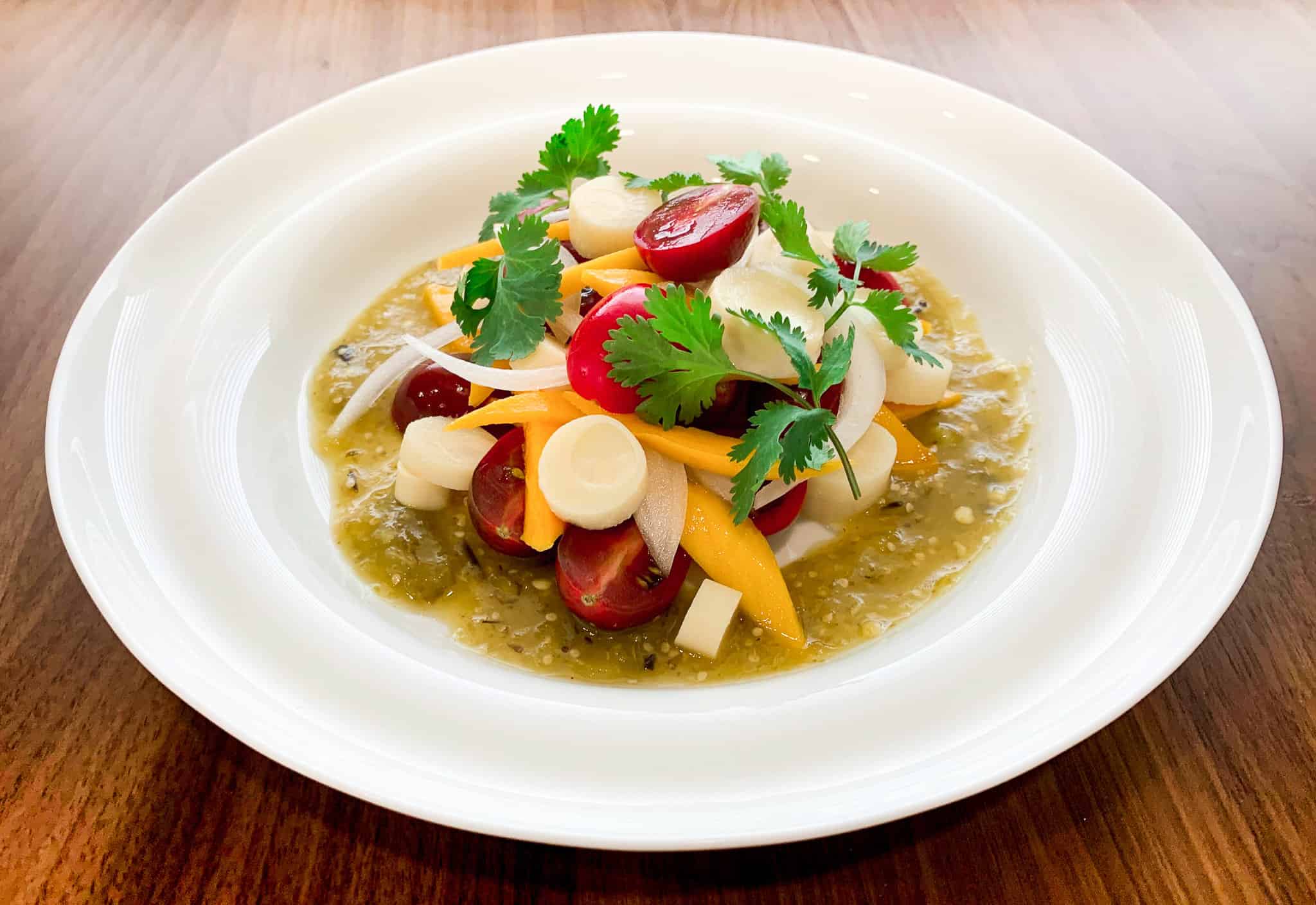 Ensalada de verano con palmitos, mango y vinagreta de tomatillos