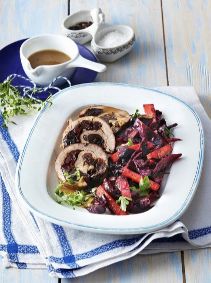 Teller mit Putenrouladen und Rotkohl